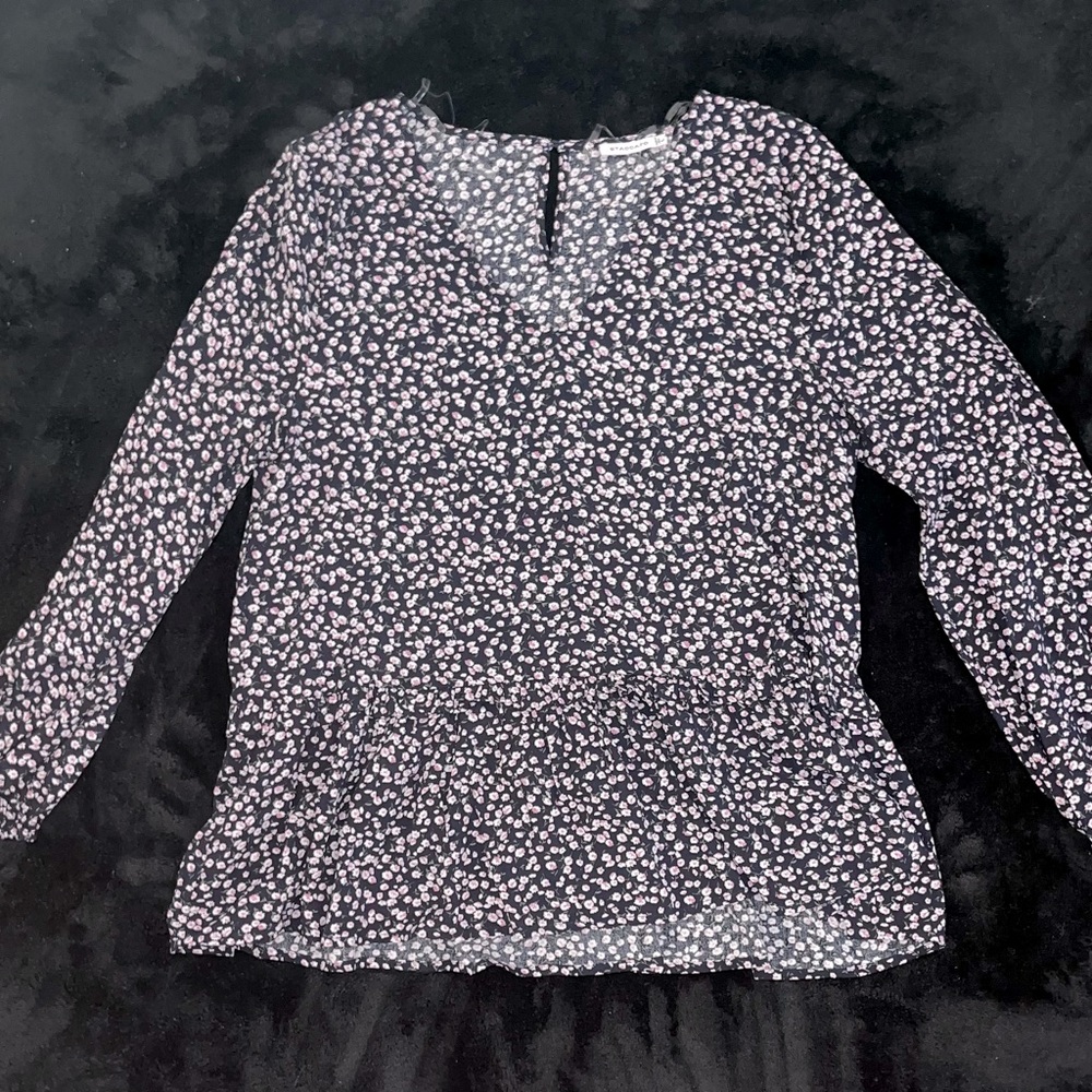 Long sleeve lightweight v-neck top.